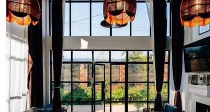 Lofty 1 bedroom with pool.