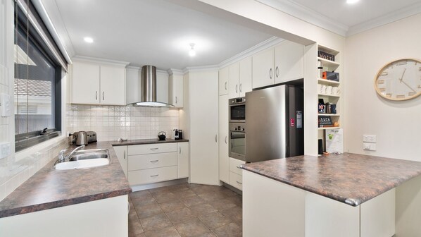 Micro-ondes, four, plaque de cuisson, lave-vaisselle