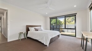 4 bedrooms, internet, bed sheets