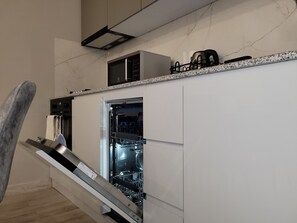 Kjøleskap, ovn, kokeplater og oppvaskmaskin