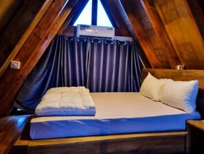 1 bedroom - A Frame Tiny Cabin with pool. (Moshi Urban)