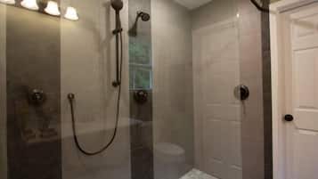 Douche, sĂšche-cheveux, serviettes fournies, savon