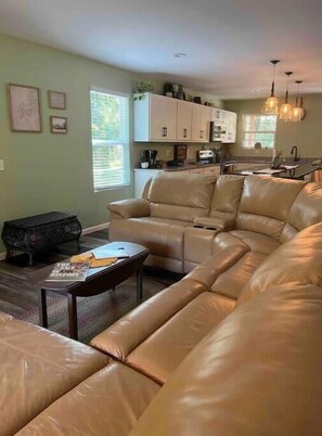 Smart-TV, peis, DVD-spiller og bøker