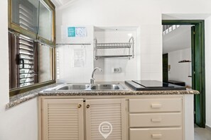 Kühlschrank, Mikrowelle, Herdplatte, Wasserkocher mit Kaffee-/Teezubehör