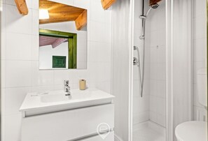 Bruser, hårtørrer, bidet, håndklæder