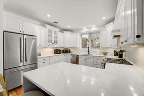 Fridge, microwave, oven, stovetop - 6BR Belmar Beach Family Home -Walk to Beach & Lake (Belmar)