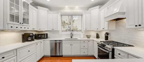 ثلاجة، ميكروويف، فرن، موقد طهي مسطح