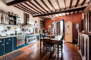 Fridge, oven, dishwasher, coffee/tea maker - The Artists' Tower 4 - Amazing view from the tower (San Gimignano)