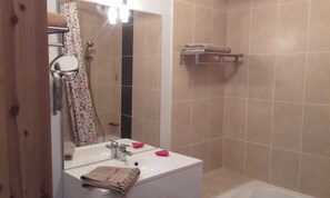 Secador de pelo, toallas, jabón y papel higiénico