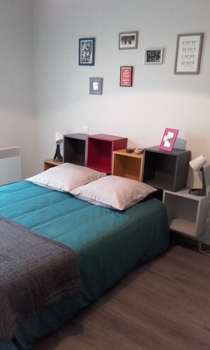 1 dormitorio, tabla de planchar con plancha, wifi y ropa de cama