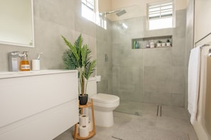 Haartrockner, Handtücher, Seife, Shampoo