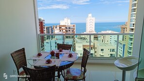 Dining - Magnífico apto, vista mar,2 dorms, 2 Wc, Wi-fi, garagem, apenas 3 mins da orla! (Praia do Morro Guarapari)