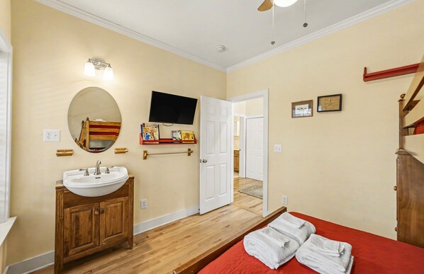 4 bedrooms, iron/ironing board, free WiFi, bed sheets