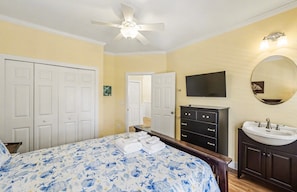 4 slaapkamers, een strijkplank/strijkijzer, gratis wifi, beddengoed