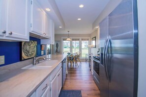 Frigorífico, microondas, horno y lavavajillas