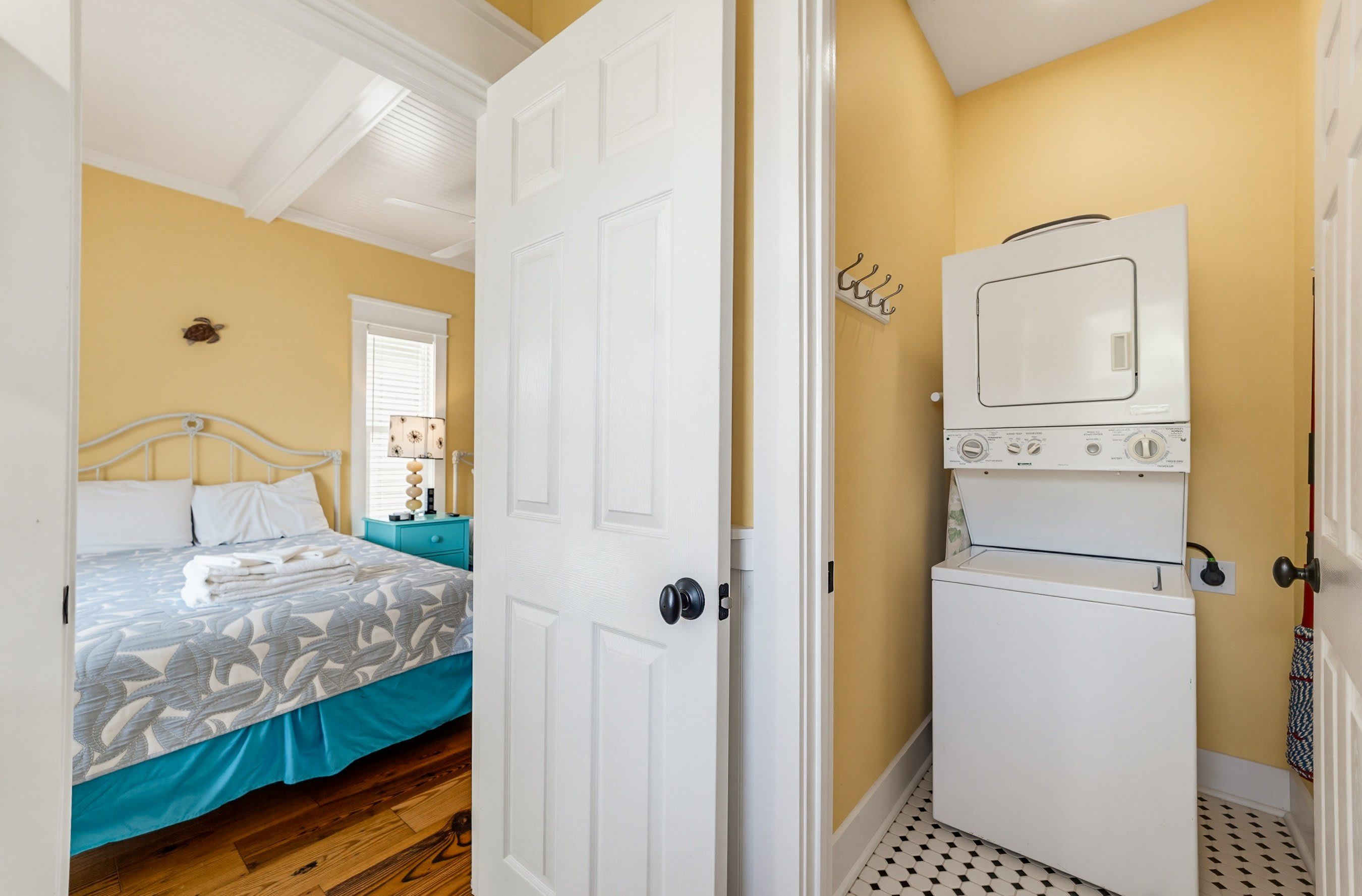 Un dormitorio con una cama, una mesita de noche y una lámpara de pared.