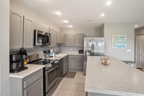 Fridge, microwave, oven, stovetop - 5 Springtide Villa (Fripp Island)