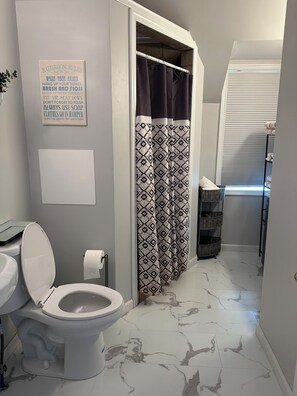 Ducha, secador de pelo, toallas y jabón