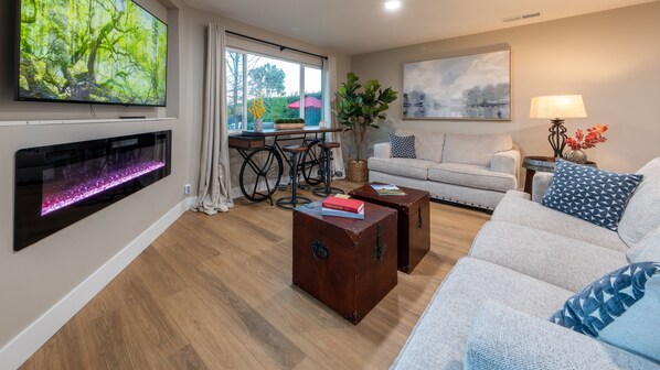 Smart TV y chimenea 