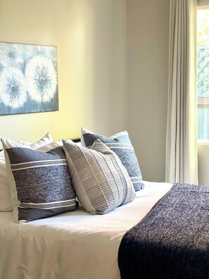 2 habitaciones, tabla de planchar con plancha y cuna de viaje 