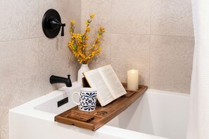 Secador de pelo, toallas, jabón, shampoo