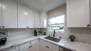 Een koelkast, een microgolfoven, een oven, een vaatwasser