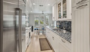 Køleskab, mikrobølgeovn, ovn, kogeplade