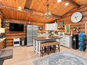 Private kitchen - Private Aurora Log Cabin in Fairbanks Northern Lights Views (Fairbanks)