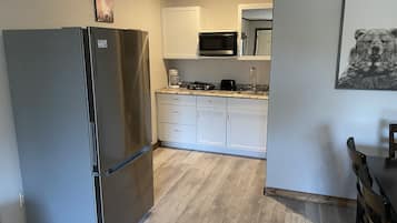 Kühlschrank, Mikrowelle, Wasserkocher mit Kaffee-/Teezubehör, Toaster