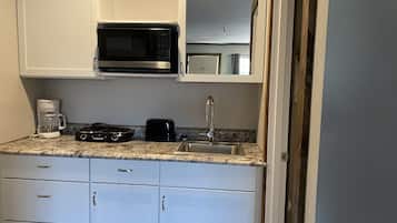 Kühlschrank, Mikrowelle, Wasserkocher mit Kaffee-/Teezubehör, Toaster