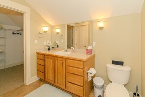 Secadora de cabello, toallas, jabón, shampoo 