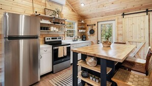Cafetera y tetera, refrigerador, microondas y horno 