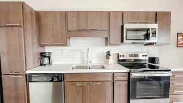 Een koelkast, een magnetron, een oven, een kookplaat