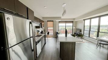 Refrigerador, microondas, horno y parrilla de estufa