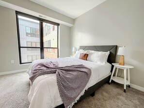 Skrivebord, strykejern/-brett, wi-fi (inkludert) og sengetøy