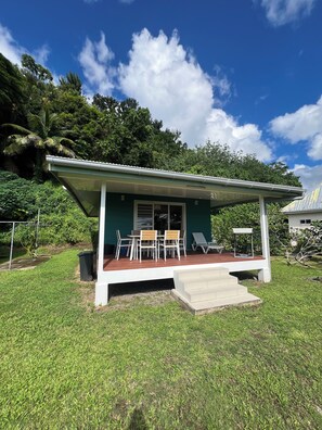 A small, single-story building with a covered patio area. - Ânani - Mirimiri Lodge (Raiatea)