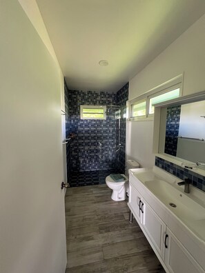 Bungalow, Garden View | Bathroom | Shower, towels, toilet paper - Ânani - Mirimiri Lodge (Raiatea)