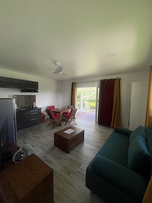 Bungalow, Garden View | Living area | Flat-screen TV - Ânani - Mirimiri Lodge (Raiatea)