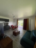 Bungalow, vistas al jardín | Zona de estar | Una televisión de pantalla plana
