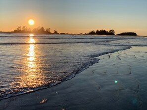 Beach - Clayoquot Retreat - Steps from South Chesterman Beach + hot tub. Dog friendly!  (Tofino)