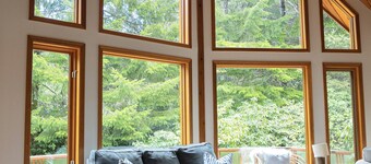 Clayoquot Retreat - Steps from South Chesterman Beach + hot tub. Dog friendly!