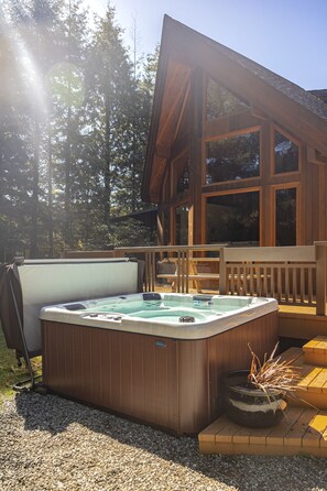 Outdoor spa tub - Clayoquot Retreat - Steps from South Chesterman Beach + hot tub. Dog friendly!  (Tofino)
