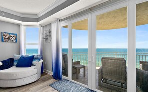 TV connectée, cheminée, écrans d'ordinateur