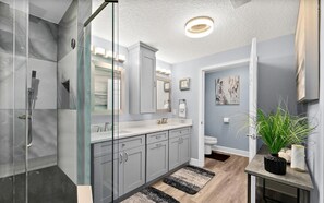 Dusche, Haartrockner, Handtücher, Seife
