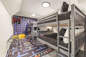 6 bedrooms, desk, iron/ironing board, WiFi