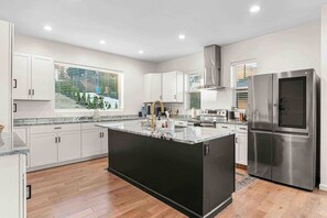 Frigorifero, microonde, forno, piano cottura