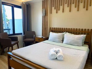 4 bedrooms, WiFi, bed sheets - Winch House: Wakefest & Endless Summer – Walk to CWC! (Pili)