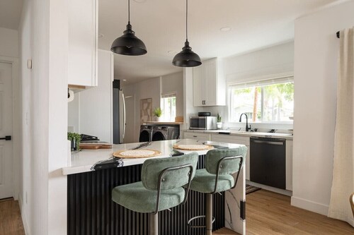 *Golden Getaway* 5 Beds / 8 Minutes to downtown