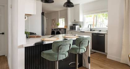 *Golden Getaway* 5 Beds / 8 Minutes to downtown