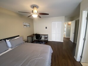 2 Schlafzimmer, Zimmersafe, Schreibtisch, Bügeleisen/Bügelbrett